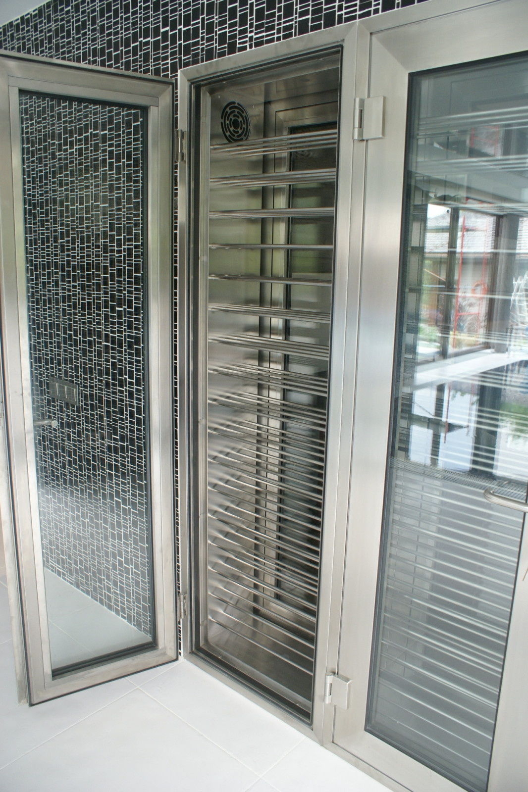 Винный шкаф из нержавеющей стали / Stainless Steel Wine Cellar.