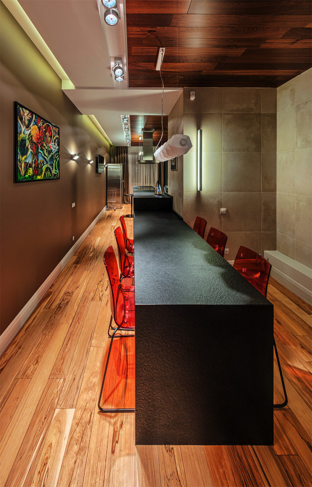 Кухня недели: Экспрессивный интерьер в синих и коричневых тонах