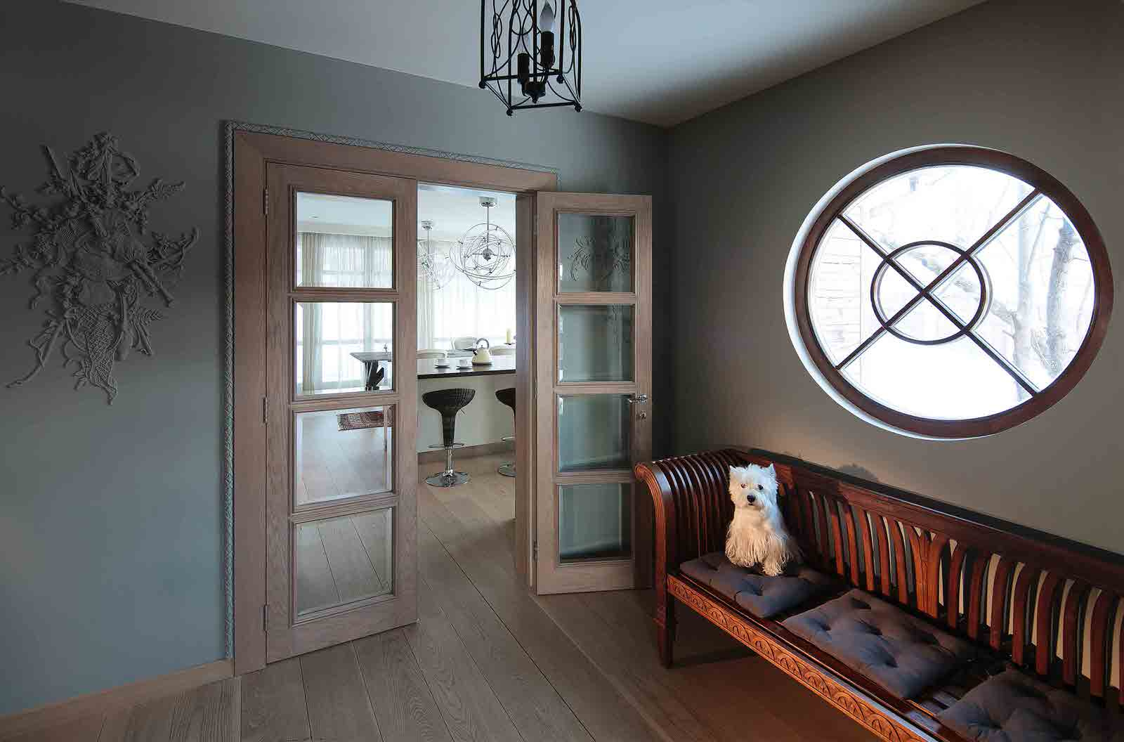 Houzz тур: Дачный сруб с панорамными окнами и яблоневым садом