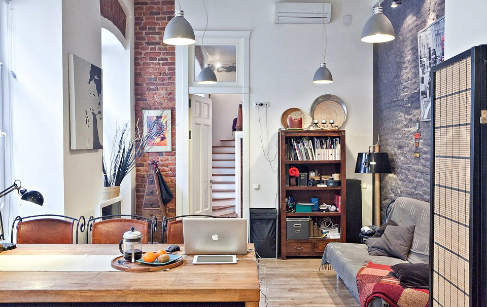 Двухъярусная квартира с кирпичной кладкой, антикварными деталями и секретным бал