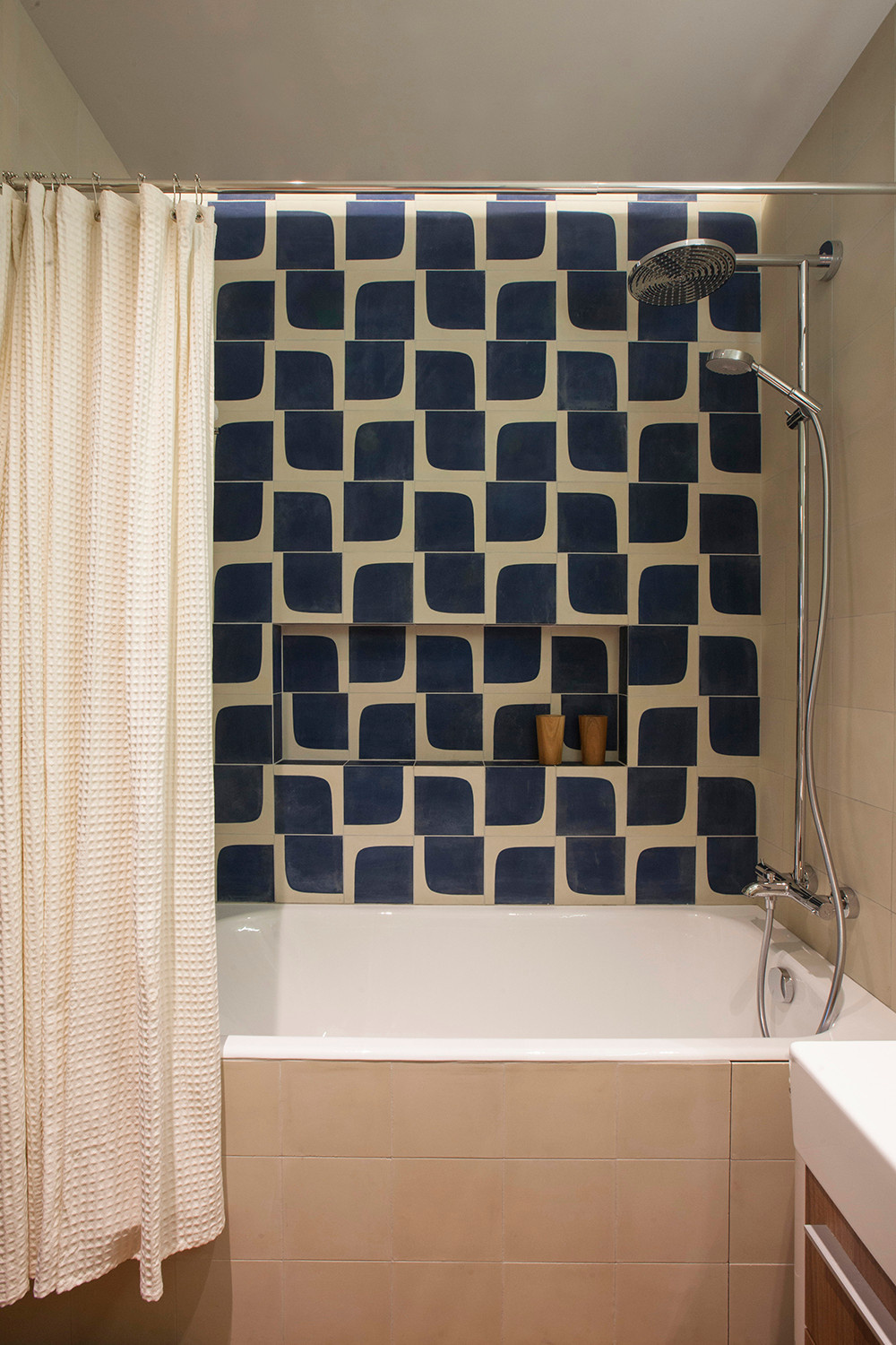 Фотоохоота: 91 идея для стены за душевой шторкой