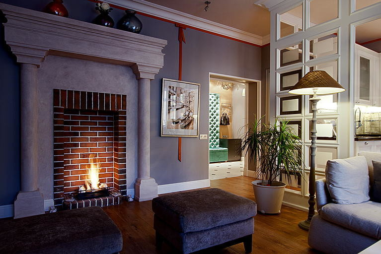 Гостиная недели: Стеклянная стена, большой камин и оранжевое настроение