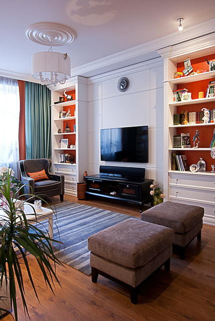 Гостиная недели: Стеклянная стена, большой камин и оранжевое настроение