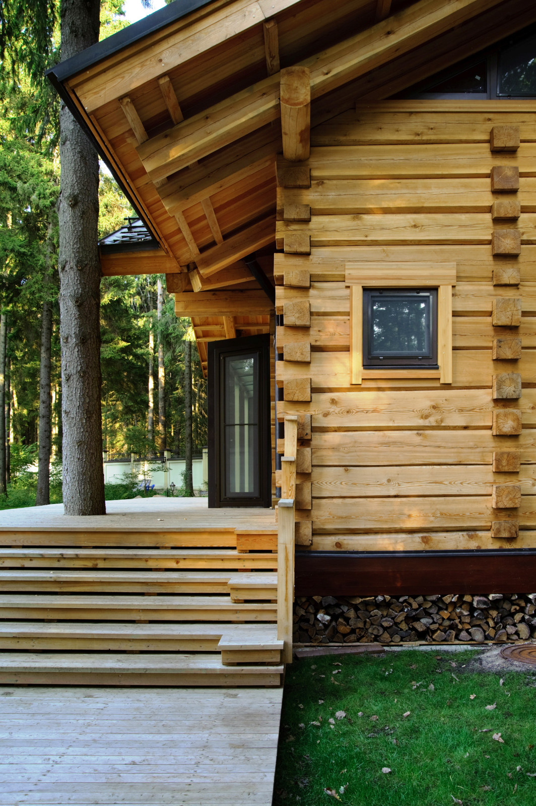 На траве дрова: Как сложить поленницу для дров, и зачем это нужно