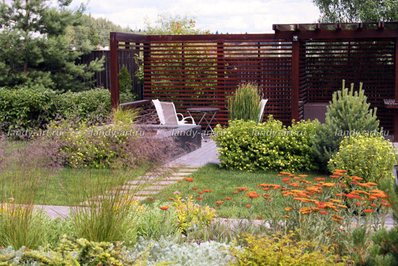 Современный сад на склоне