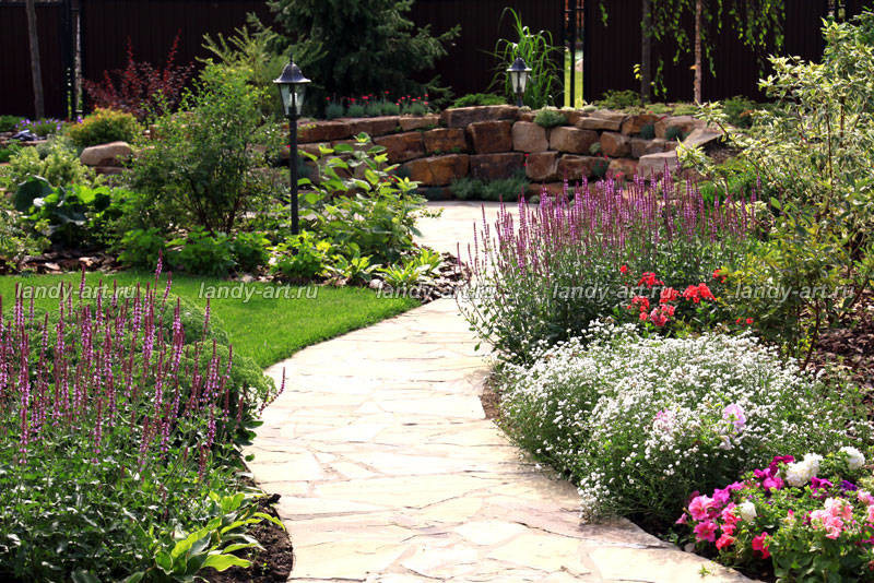 Небольшой уютный садик.