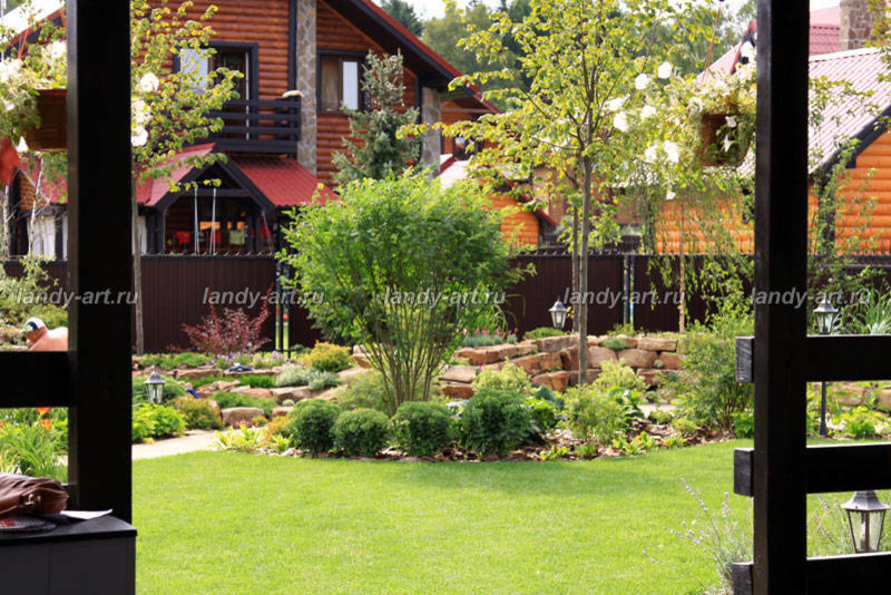 Небольшой уютный садик.