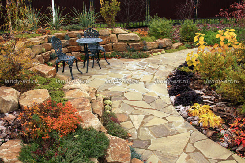 Небольшой уютный садик.