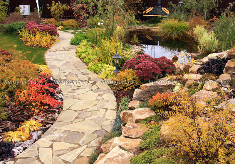 Небольшой уютный садик.