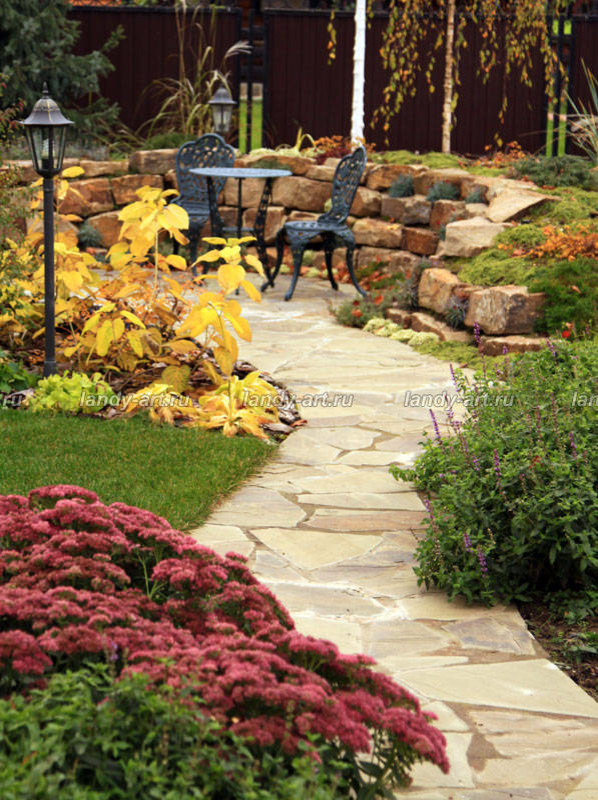 Небольшой уютный садик.