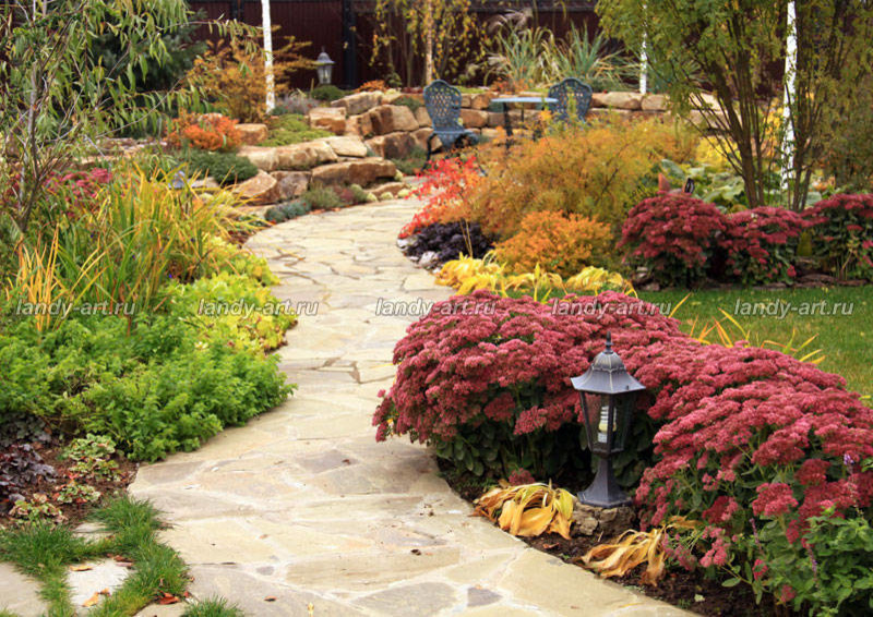 Небольшой уютный садик.