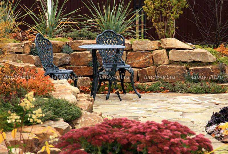 Небольшой уютный садик.