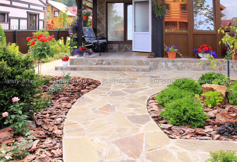 Небольшой уютный садик.