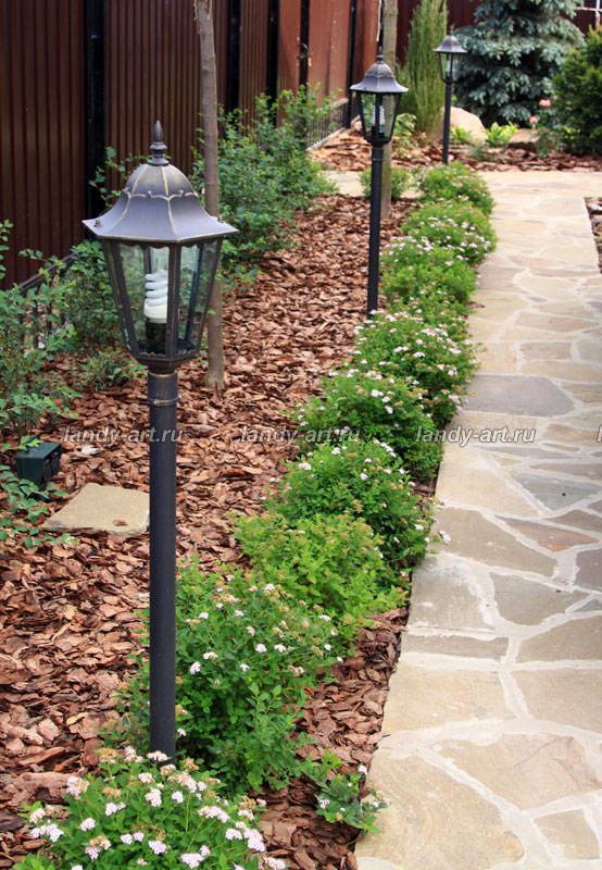 Небольшой уютный садик.