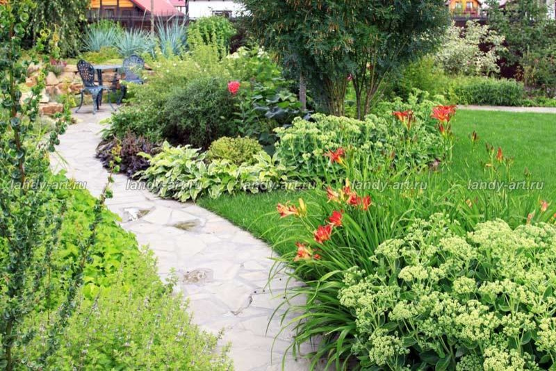 Небольшой уютный садик.