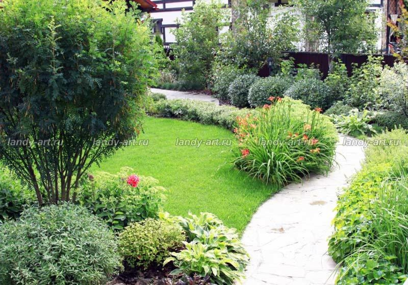 Небольшой уютный садик.