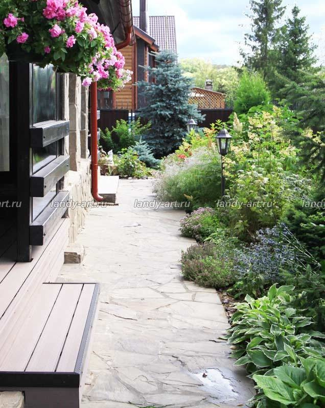 Небольшой уютный садик.