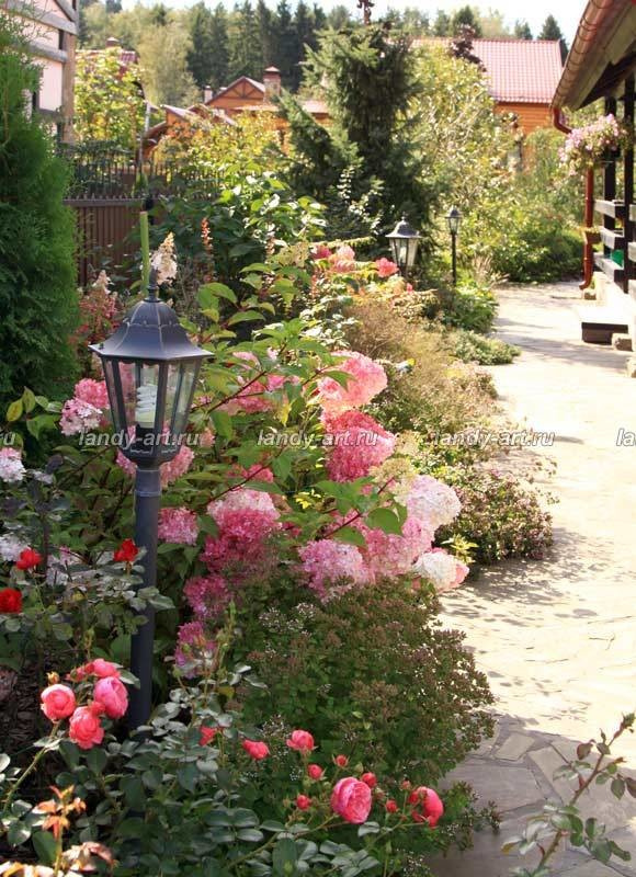 Небольшой уютный садик.