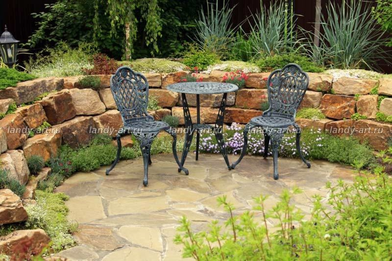 Небольшой уютный садик.