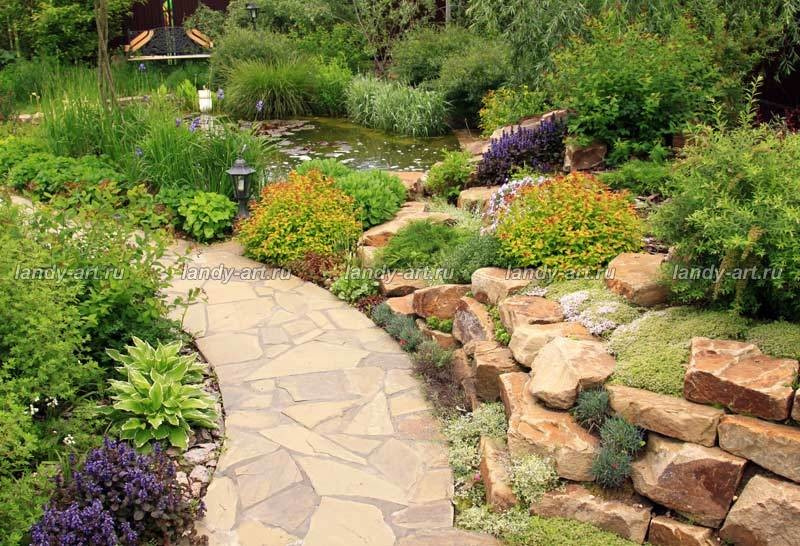 Небольшой уютный садик.