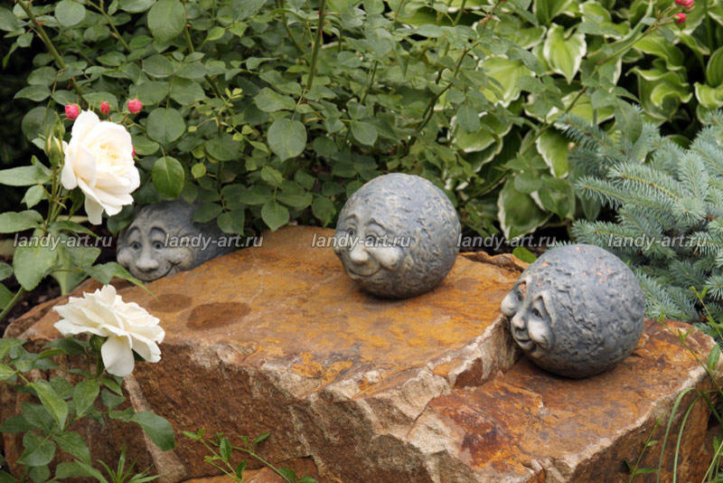 Небольшой уютный садик.