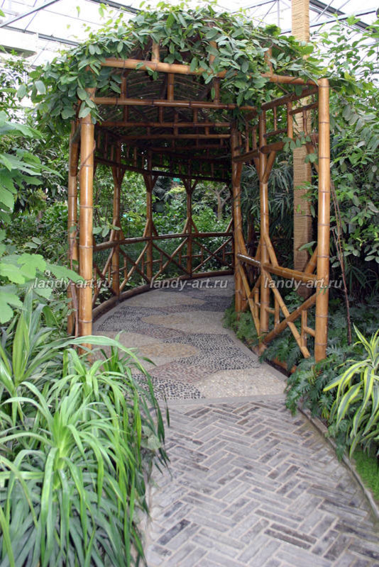 Перголы в частных садах.