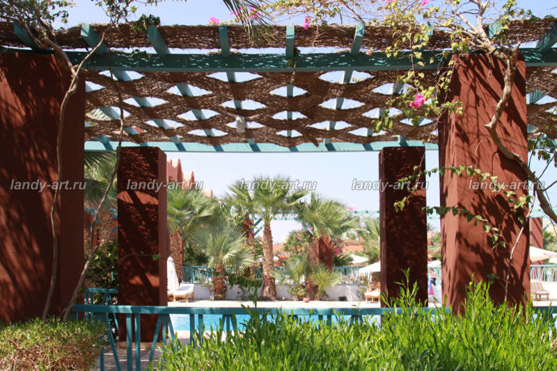 Перголы в частных садах.