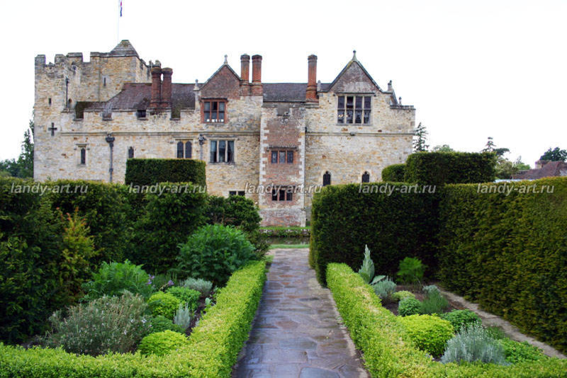 стриженые изгороди.