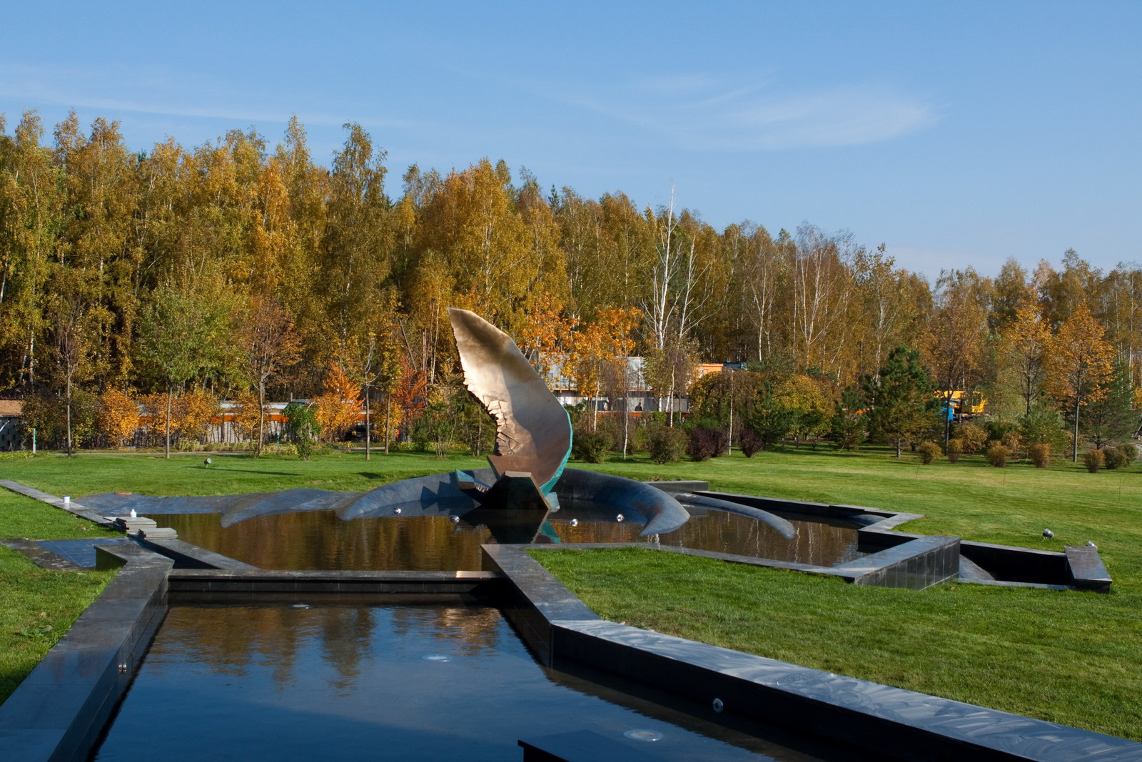 Проект недели: Современный сад с холмами и «метеоритом»