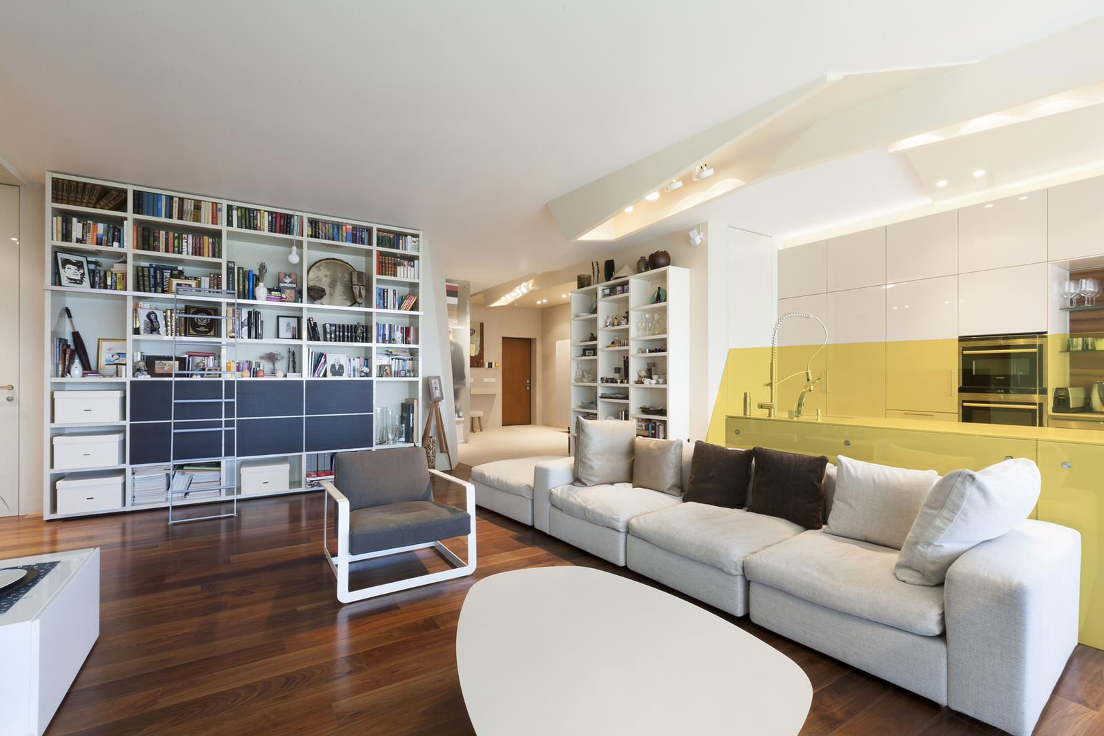 Houzz тур: Лаконичный интерьер с галькой и дизайнерской мебелью