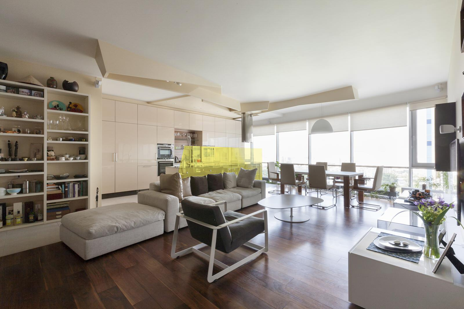 Houzz тур: Лаконичный интерьер с галькой и дизайнерской мебелью