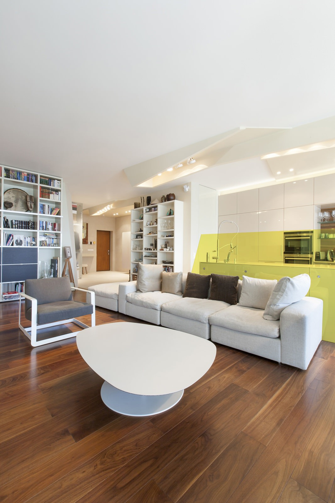 Houzz тур: Лаконичный интерьер с галькой и дизайнерской мебелью