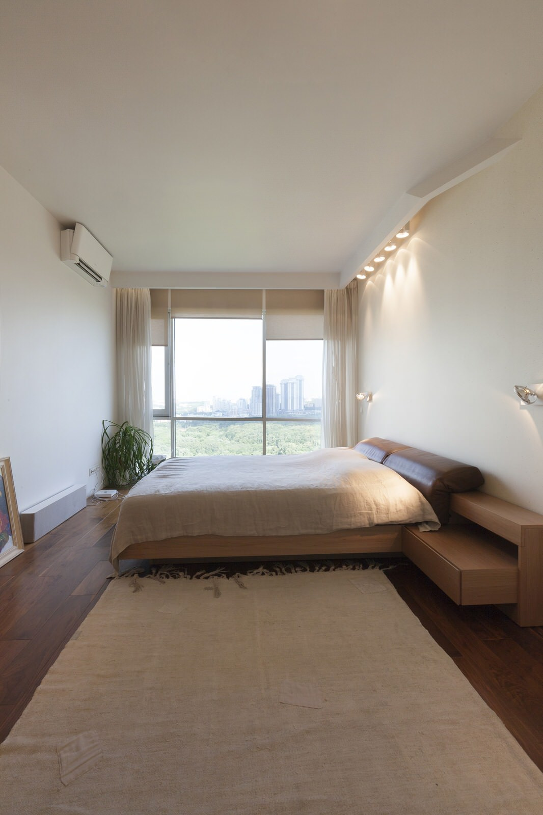 Houzz тур: Лаконичный интерьер с галькой и дизайнерской мебелью