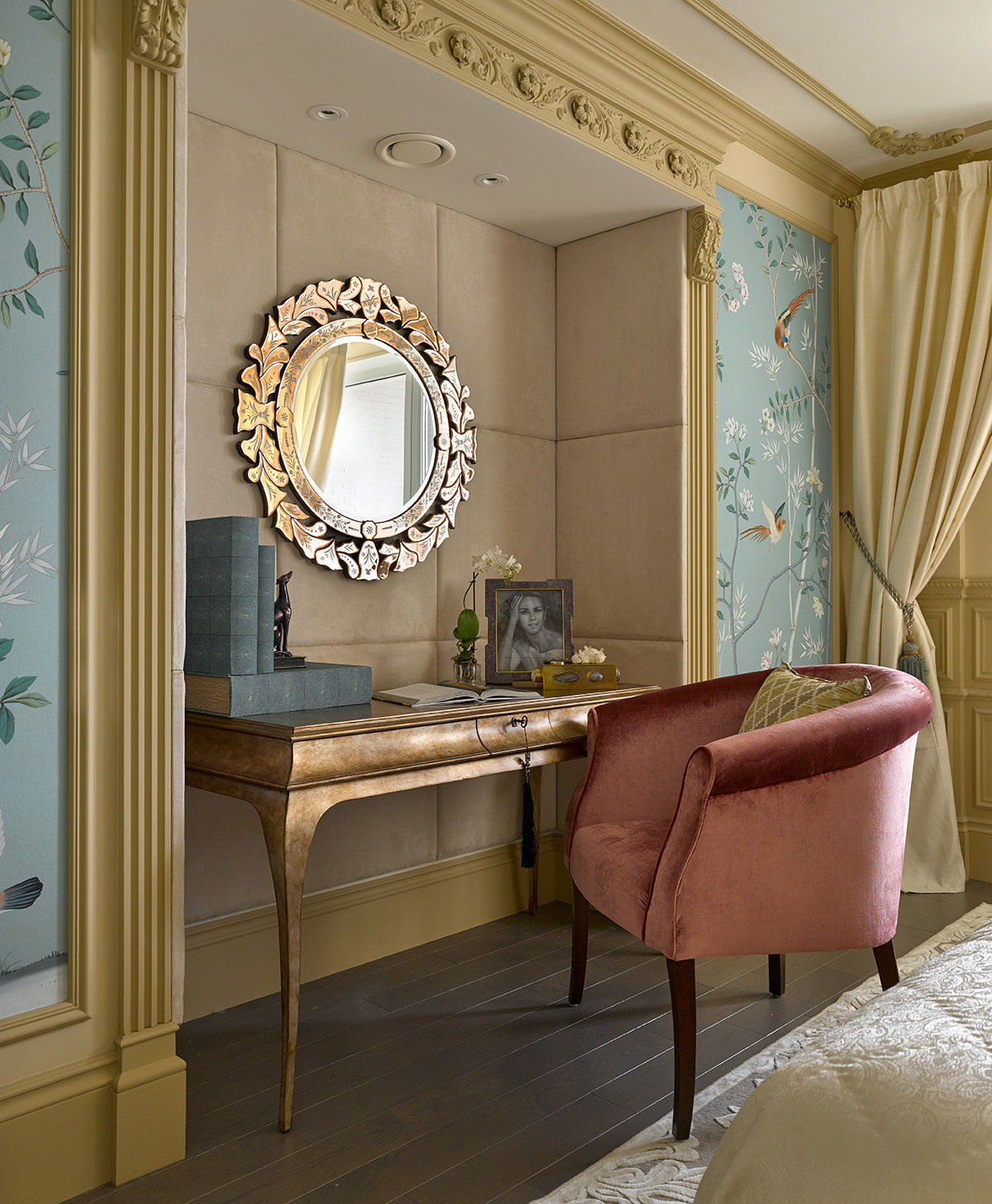 Дизайн комнаты 14 кв м: Спальня в стиле классика