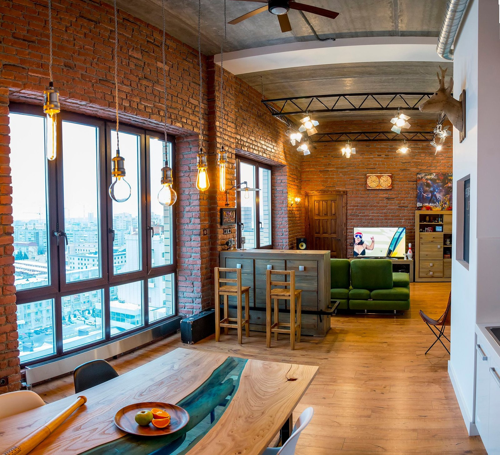 Вид из кухни на зону гостиной