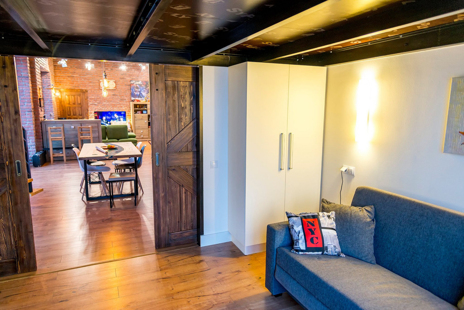 Houzz тур: Лофт в Тюмени с «музыкальными» перилами