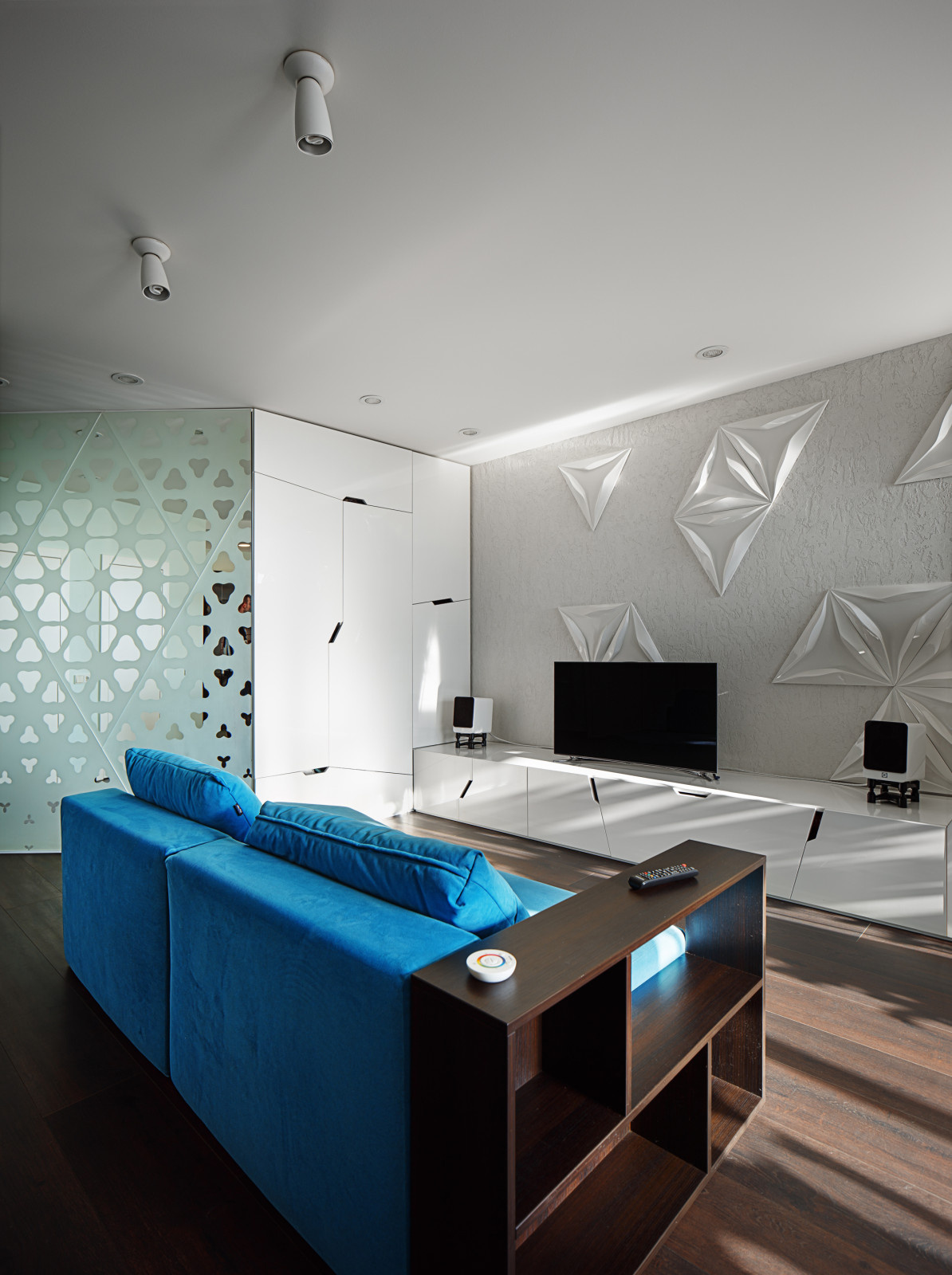 Houzz Украина: Квартира-cтудия с кривыми розы Гвидо Гранди