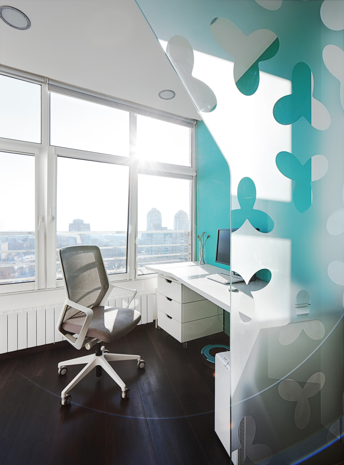 Houzz Украина: Квартира-cтудия с кривыми розы Гвидо Гранди