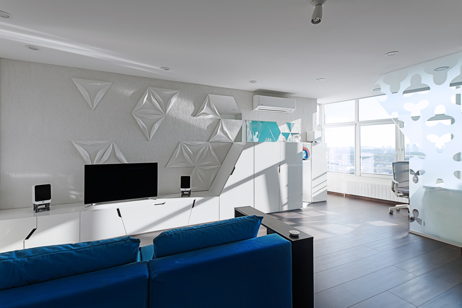 Houzz Украина: Квартира-cтудия с кривыми розы Гвидо Гранди