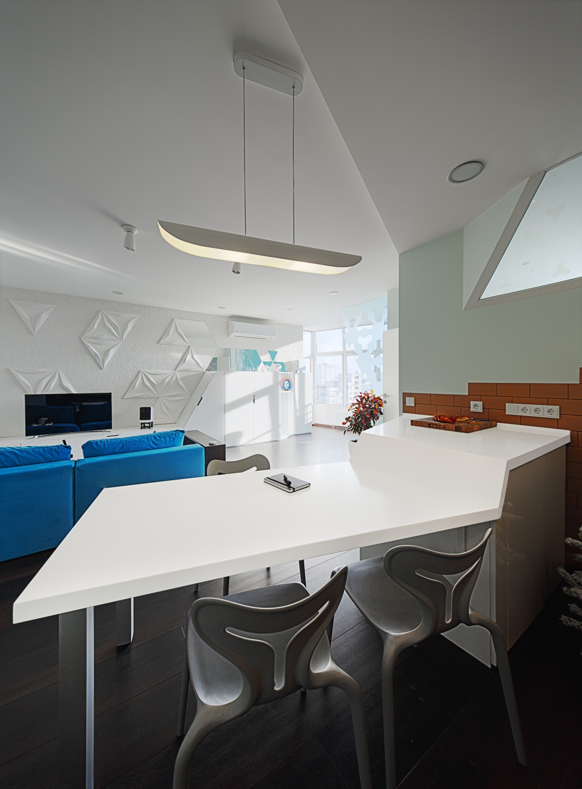 Houzz Украина: Квартира-cтудия с кривыми розы Гвидо Гранди