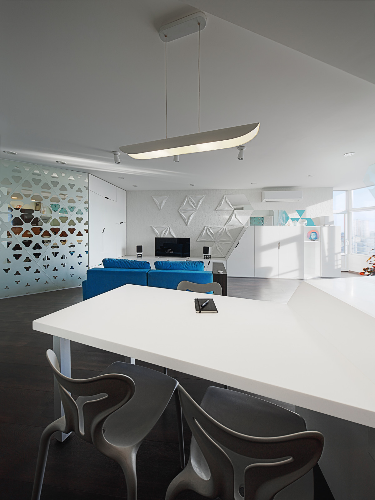 Houzz Украина: Квартира-cтудия с кривыми розы Гвидо Гранди