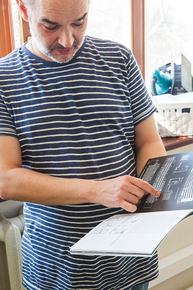 В гостях: Антон Носик и его квартира-ячейка в доме Наркомфина