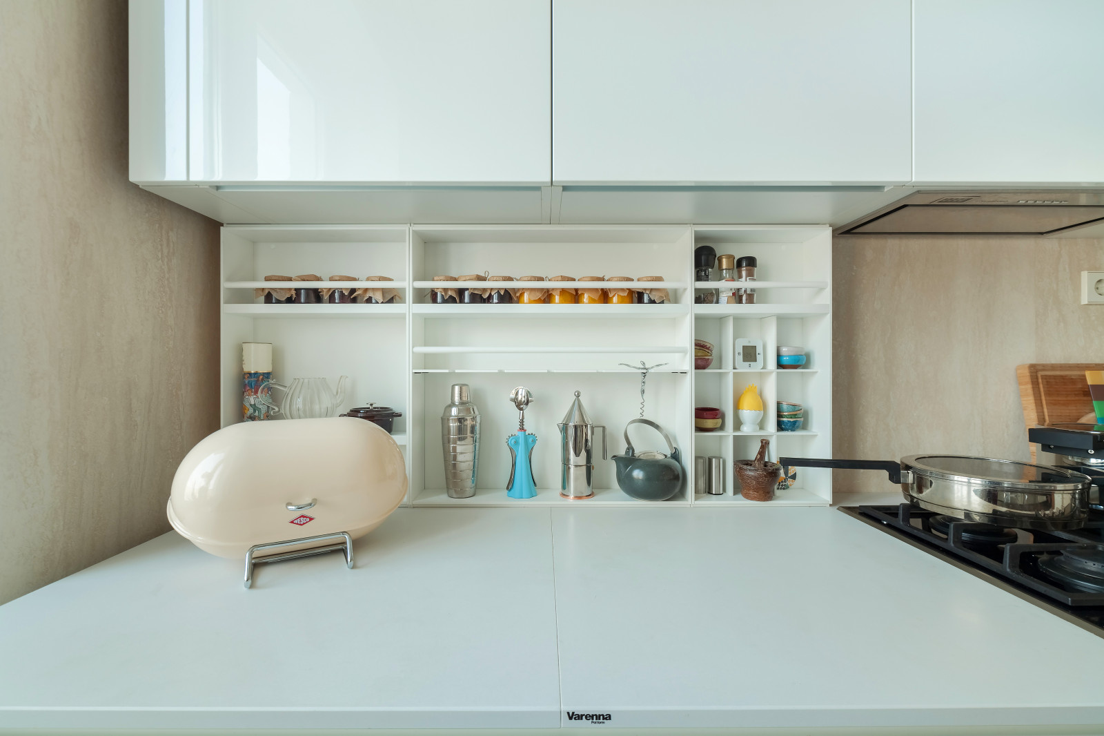 Есть проблема: беспорядок на кухонной столешнице