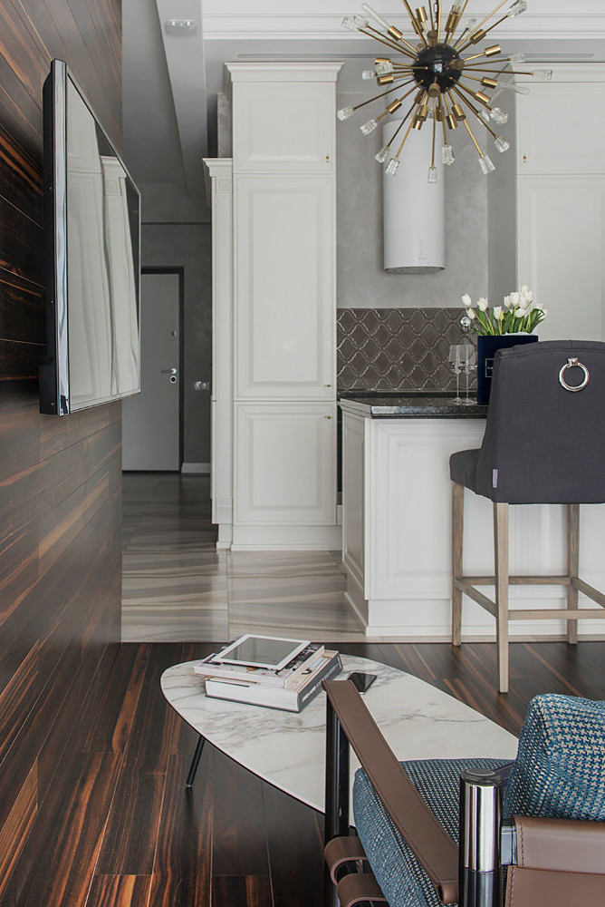 Houzz тур: Зеркальный коридор и красный конь