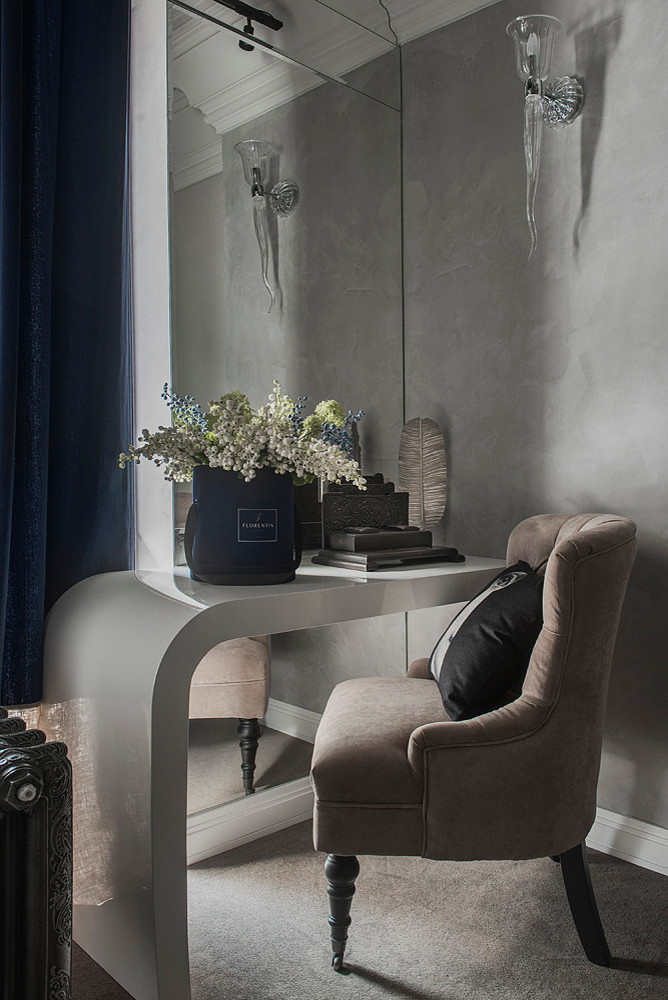 Houzz тур: Зеркальный коридор и красный конь