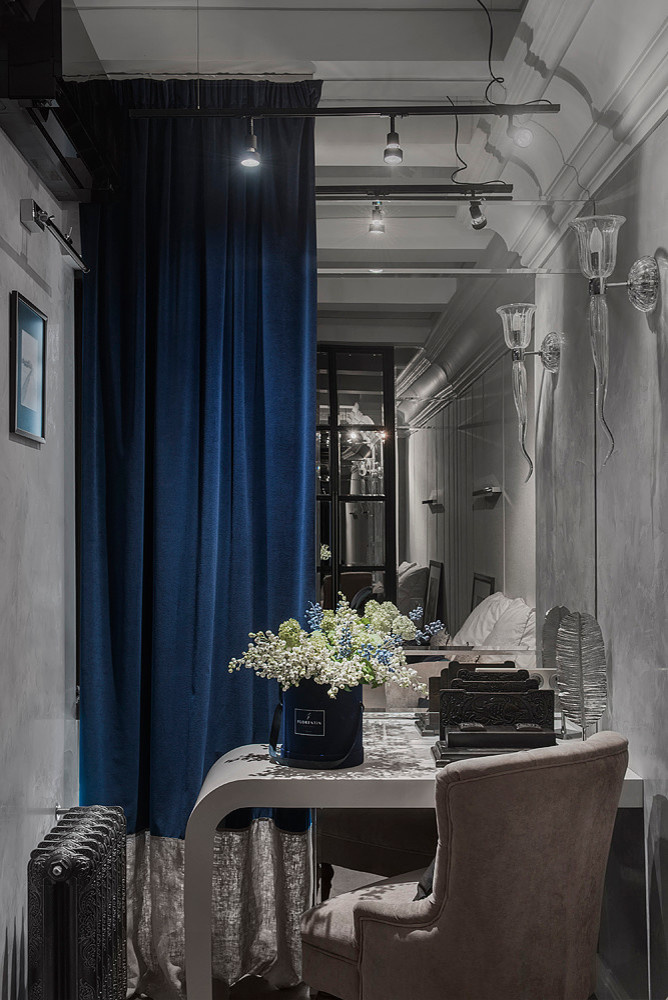 Houzz тур: Зеркальный коридор и красный конь