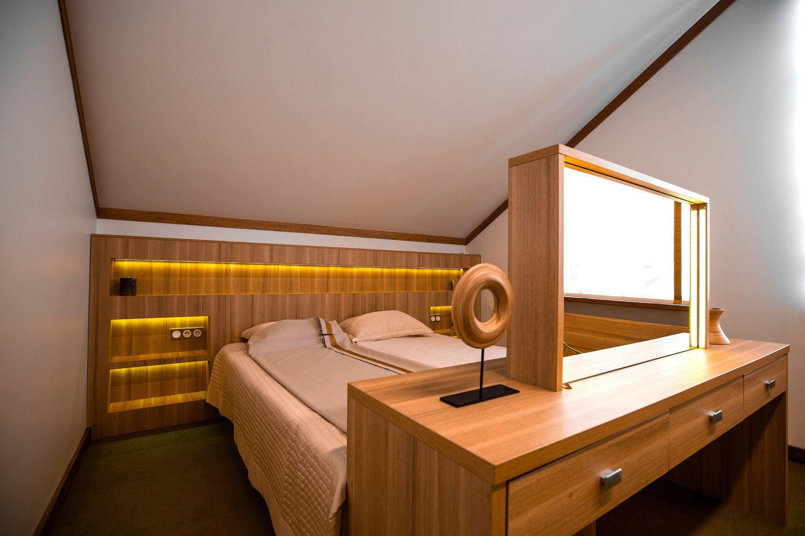 Проект недели: Гостевой дом из рыжего дерева с диваном-волной