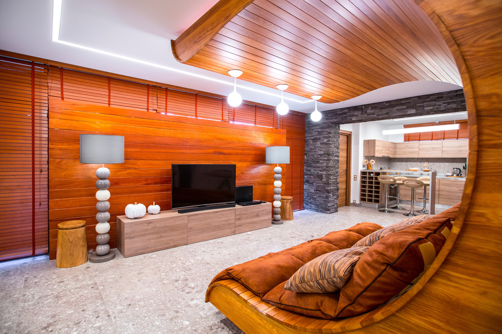 Проект недели: Гостевой дом из рыжего дерева с диваном-волной