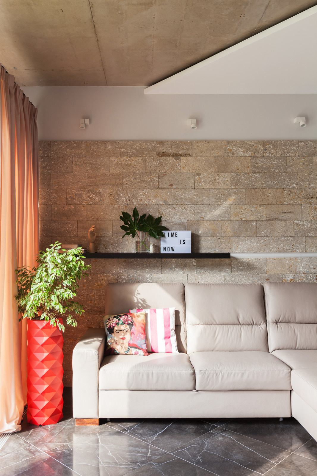 Houzz тур: Яркий таунхаус, который ломает стереотипы