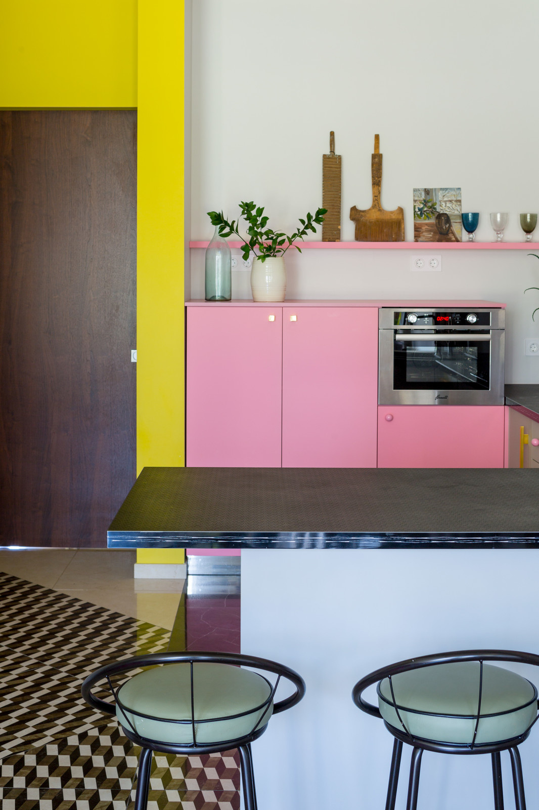 Есть решение: 9 вариантов, где проходная кухня рядом с коридором